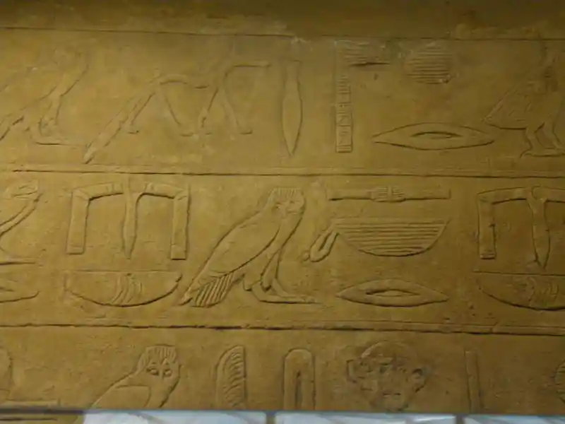 Bird, eye-like, bowls, fox, and other symbols on the tomb reliefs of Urirenptah